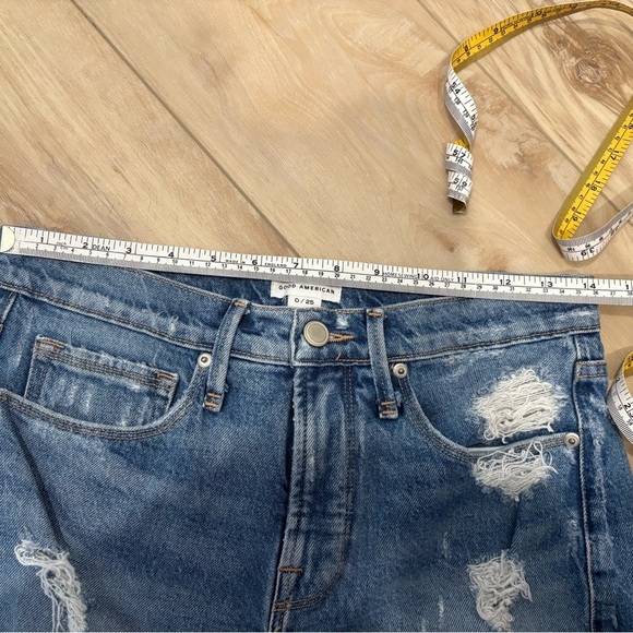 EUC- GOOD AMERICAN CUTT OFF JEANS - Picture 7 of 7